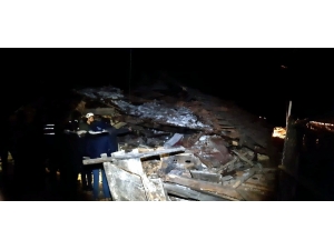 Fırtına İki Katlı Evi Çökertti, Koyunlar Enkazın Altında Kaldı