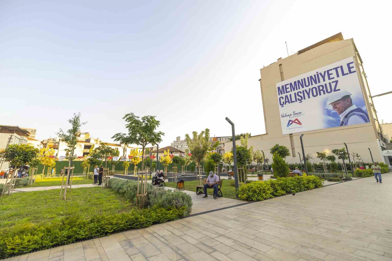 mersin-de-kirmizi-lacivert-kent-meydani-carsiya-nefes-aldirdi