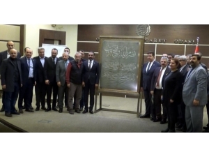 Atatürk’ün, Üzerinde Ayetler Bulunan İpek Sancağı Gazi Şehirde