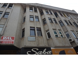 Şiddetli Lodostan Düşen Cam Bir Kişiyi Yaraladı