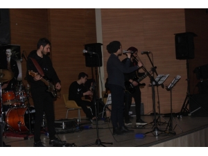 Köy Okulları İçin Düzenlenen Konserde Bilet Yerine Oyuncak Geçti