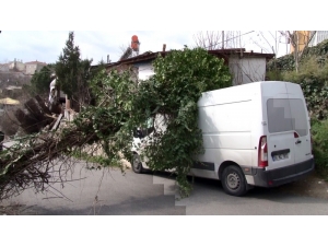 Sultangazi’de Fırtına Elektrik Direğini Minibüsün Üzerine Devirdi