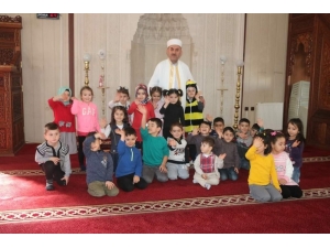 Minik Eller Duaya Açıldı