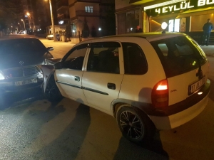 Ehliyetsiz Sürücü Aracıyla Kırmızı Işıkta Bekleyen Otomobile Çarptı; 1 Yaralı