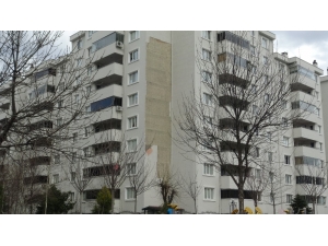 Lodos Apartmanın Dış Cephesini Söktü