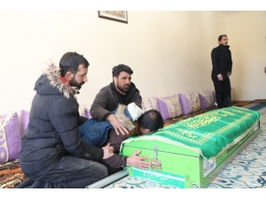 Depremde Hayatını Kaybeden Emirhan Toprağa Verildi