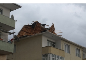 Kuvvetli Lodos Apartmanın Çatısını Uçurdu