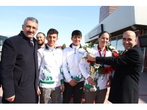 Alp’in Şampiyonu Çiçeklerle Karşılandı