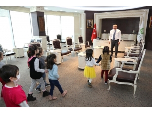 Başkan Kavuş, Çocuklara Şivlilik Dağıttı