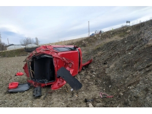 Otomobil Şarampole Devrildi: 2 Yaralı