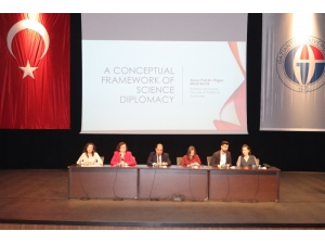 Üniversite Öğrencilerine Bilim Diplomasisi Anlatıldı