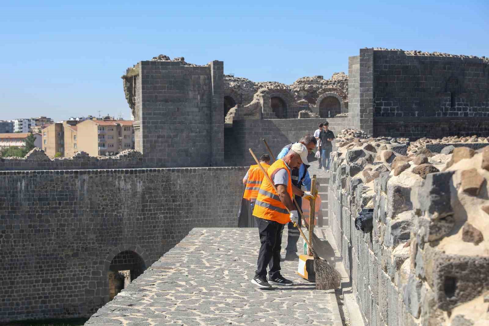 tarihi-diyarbakir-surlarinda-temizlik-calismasi