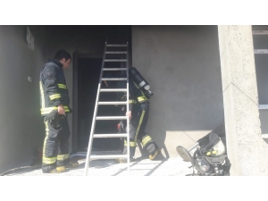 Erciş’te Ev Yangını: 4 Kişi Dumandan Etkilendi