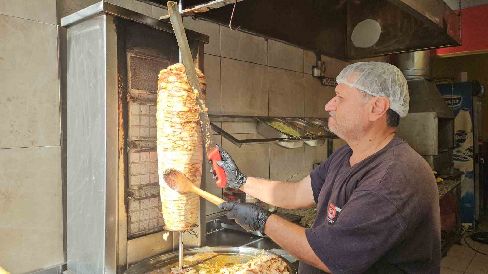 hatay-da-genc-girisimci-100-tl-ye-doner-satip-askiya-yemek-koyuyor