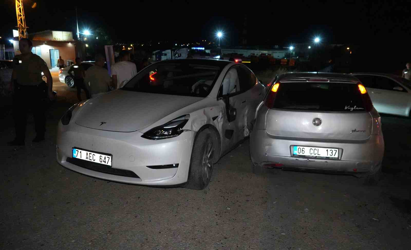 kirikkale-de-iki-otomobil-carpisti-4-yarali