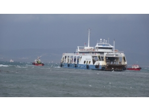 Çanakkale’de Karaya Oturan Feribot 5,5 Saat Sonra Kurtarıldı
