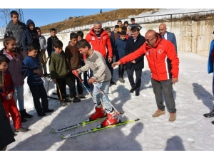 Öğrencilere Kayak Malzemesi Dağıtımı