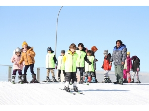 Atlama Kulelerine Acemi Kayak Pisti