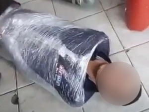 Engelli Genci Streç Filme Sarıp, Tekme-tokat Atmışlardı