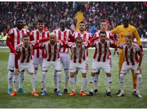 Sivasspor’da 4 Futbolcu Kart Sınırında!