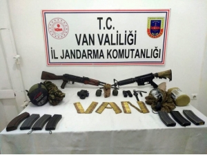 Van’da Sağ Yakalanan Teröriste Ait Malzemeler Ele Geçirildi
