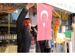 Erzincan’da İş Yeri, Ev Ve Araçlara Türk Bayrakları Asıldı