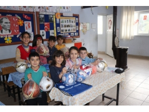 Çocukların Yüzü Spor Malzemeleriyle Güldü