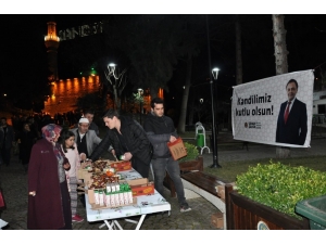 Bilecik Belediyesinden Cami Çıkışı Cemaate İkram