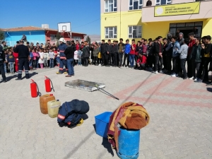 İtfaiye Personelinden Öğrencilere Yangın Eğitimi