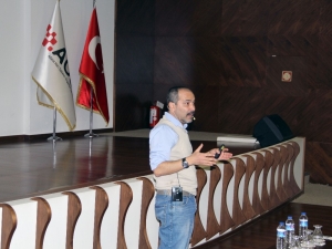 Yazar İzgören: "İnsanlar Öğrenmeyi Bıraktığı Gün Yaşlanır"