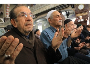 Deprem Bölgesi Elazığ’da Eller Semaya Mehmetçik İçin Açıldı