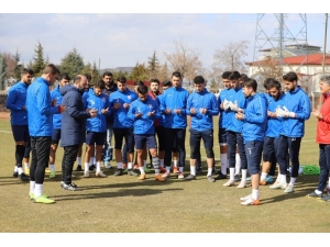 Nevşehir Belediyesporlu Futbolculardan Antrenman Öncesi Mehmetçik İçin Dua