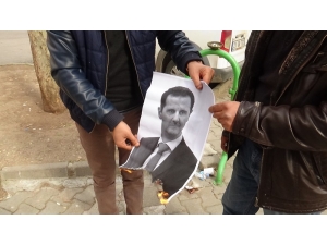 Hdp Önünde Evlat Nöbeti Tutan Aileler Esad’ın Fotoğrafını Ateşe Verdi