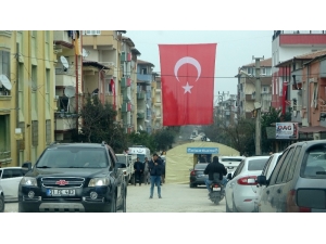 Hataylı Şehidin Evine Dev Türk Bayrağı Asıldı