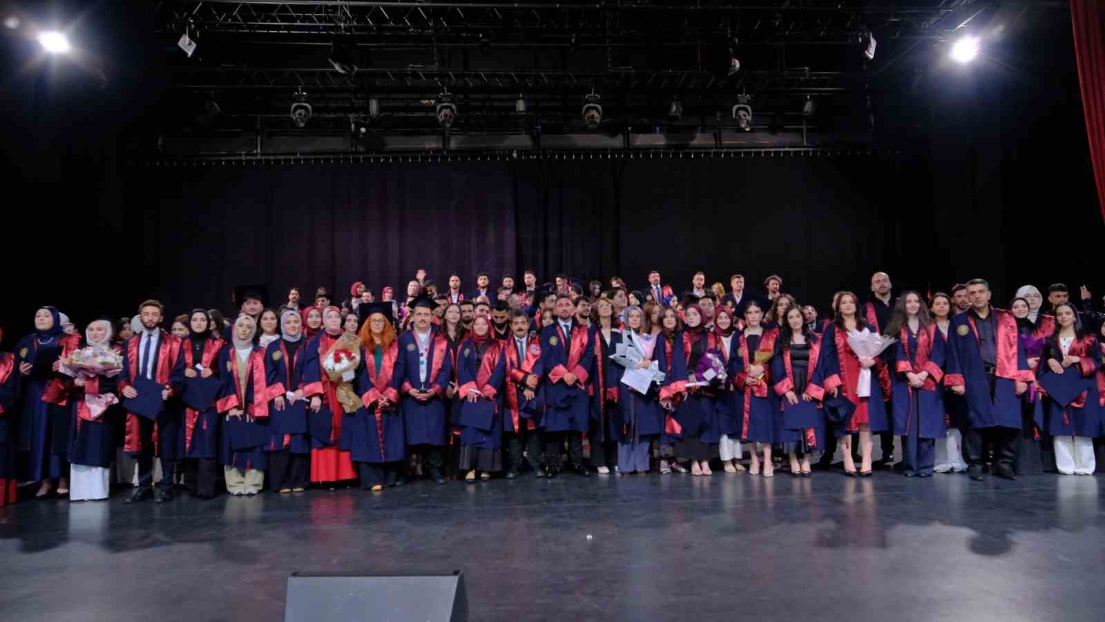 ataturk-universitesi-iletisim-fakultesi-nde-mezuniyet-heyecani-yasandi