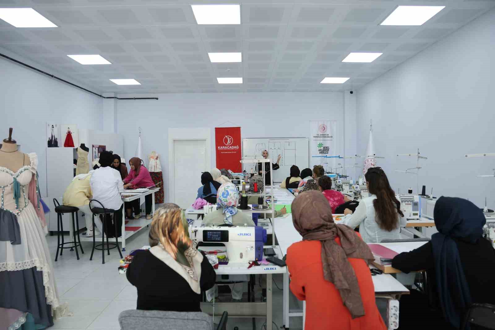 meslekleri-farkli-hedefleri-ayni-diyarbakirli-kadinlar-moda-dunyasina-hazirlaniyor