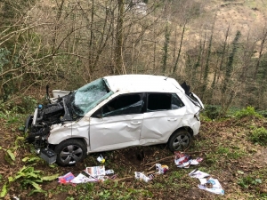 Virajı Alamayan Otomobil Uçuruma Yuvarlandı: 4 Yaralı