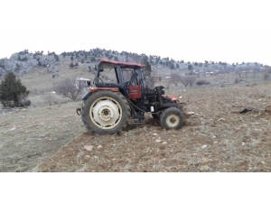 Traktör Uçuruma Yuvarlandı: 3 Yaralı