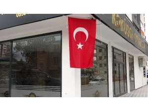 Kozan’da Bayraklar Şehitler İçin Dalgalanıyor