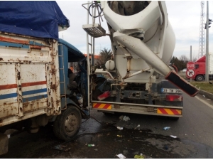 Kamyonetle Beton Mikseri Çarpıştı: 2 Yaralı
