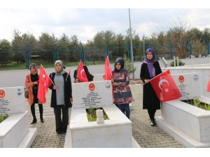 Siirt’te Öğrenciler Mehmetçik İçin Şehitlikte Bir Araya Geldi