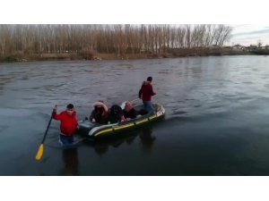 Mülteciler Botlarla Yunanistan’a Geçmeye Çalışıyor