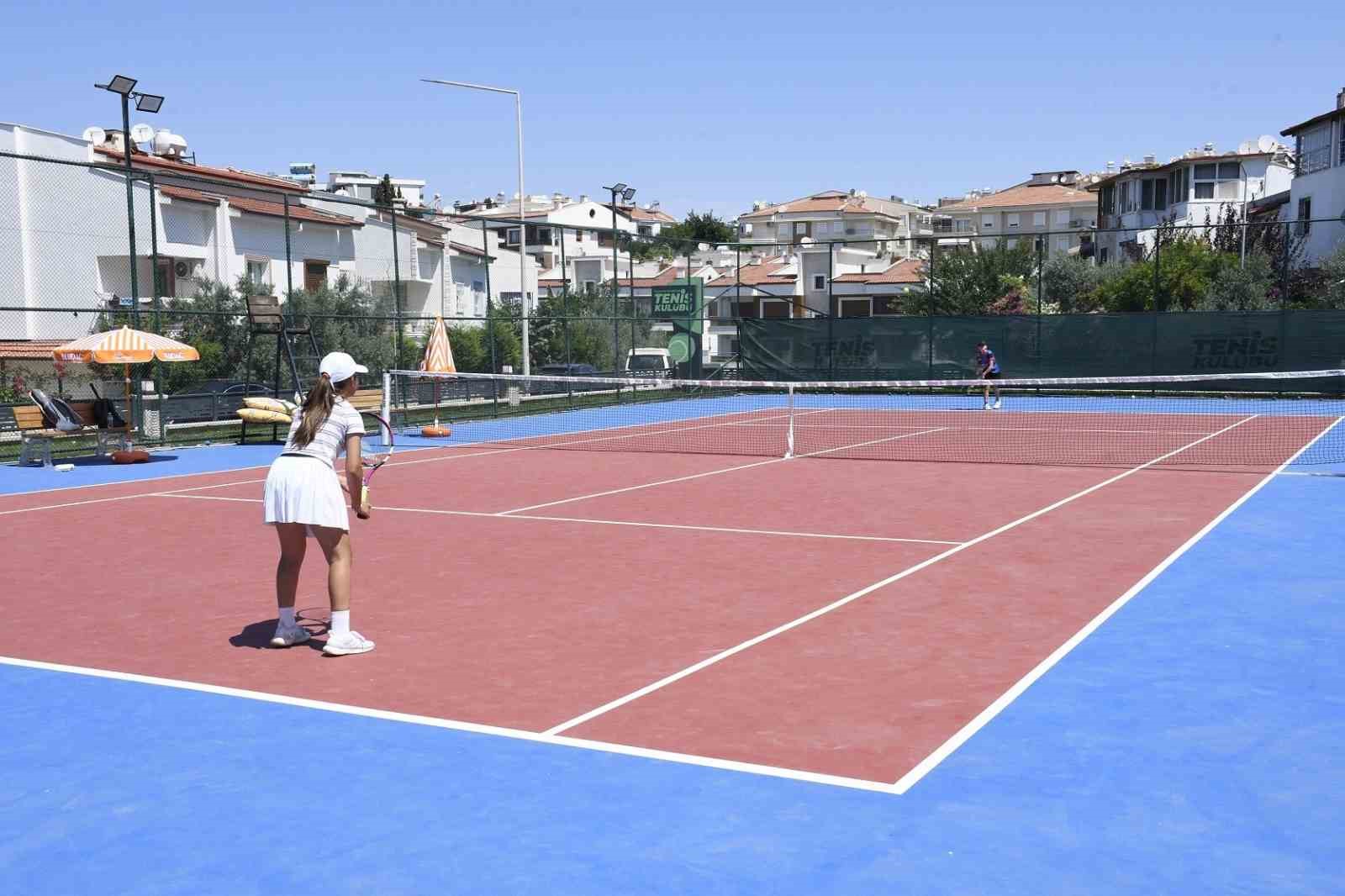 kusadasi-tenis-kulubu-27-bin-sporseveri-agirladi