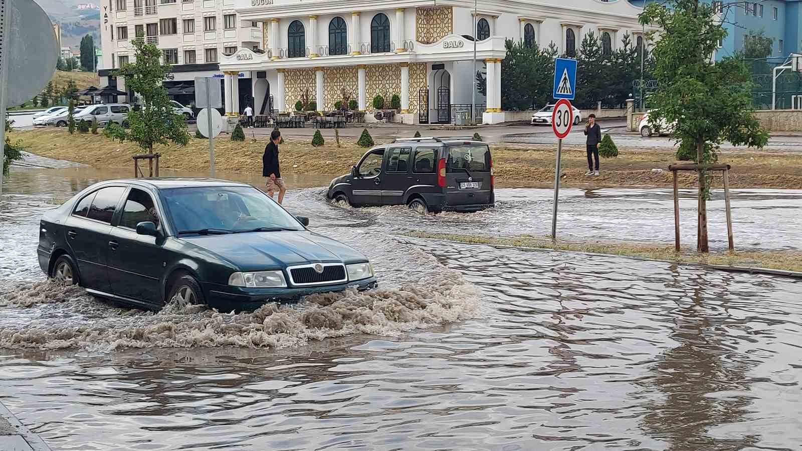 erzurum-da-10-dakikalik-yagis-trafigi-felc-etti