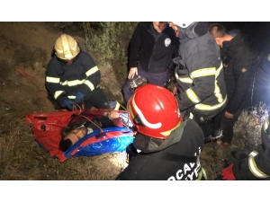 50 Metre Yükseklikten Şarampole Yuvarlanan Otomobil Evin Duvarına Çarparak Durabildi: 2 Yaralı