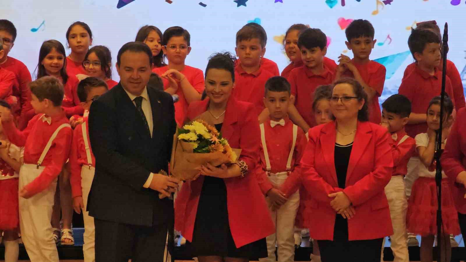 ogrenciler-sahnede-devlesti-maarif-ogrenci-korosu-buyuk-ilgi-gordu