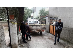 Kamyonetin Altında Erkek Cesedi Bulundu