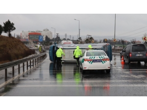 E-5 Karayolunda Yolcu Minibüsü Devrildi: 2 Hafif Yaralı