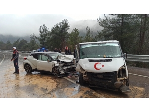 Kafa Kafaya Çarpıştılar: 5 Yaralı