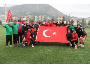 Futbolculardan Mehmetçiğe Asker Selamlı Ve Türk Bayraklı Destek